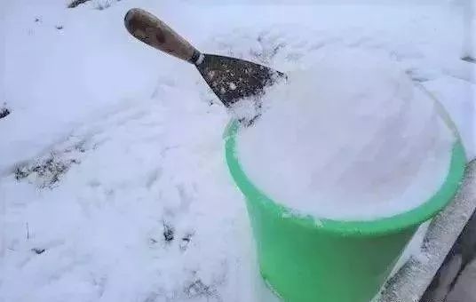 雪水浇花好不好（下雪化的水浇花有什么好处）