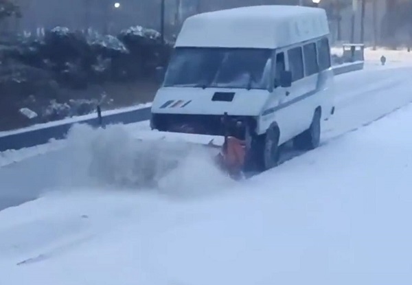 通辽高校师生改装废弃车辆除雪 如此铲雪车特别亮眼