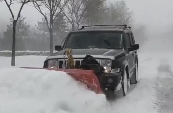 通辽高校师生改装废弃车辆除雪 如此铲雪车特别亮眼