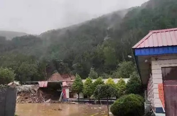 平遥古城积水严重墙体坍塌 山西暴雨致景点关闭