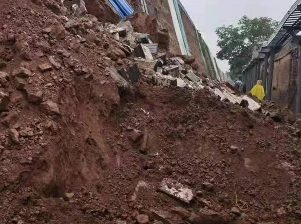 平遥古城积水严重墙体坍塌 山西暴雨致景点关闭